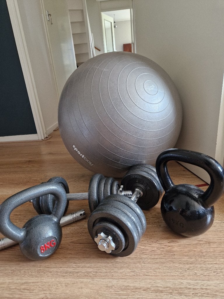 Gym equipment - Kettlebells, Dumbels, Yogaball, Mat,, Ophalen, Zo goed als nieuw