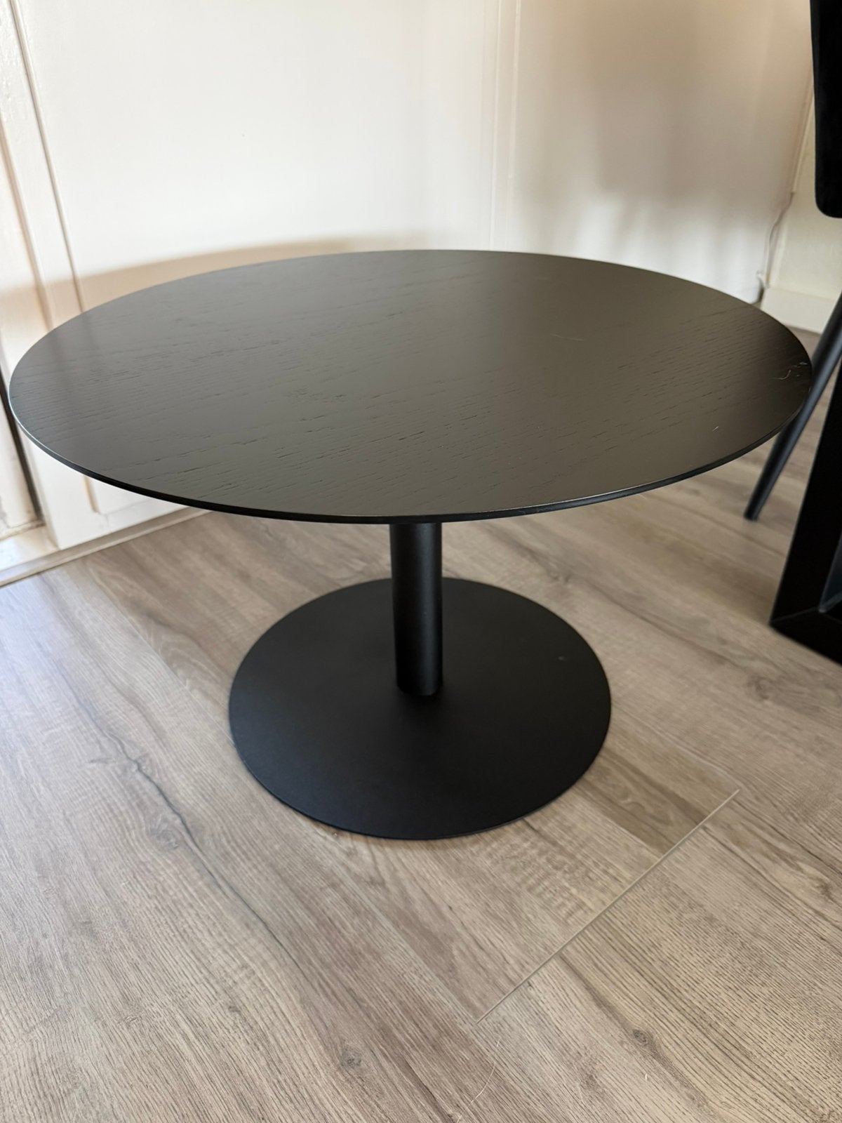 RINGSTED ronde salontafel Ø60 – zwart essen fineer, Huis en Inrichting, Ophalen, 50 tot 100 cm, Rond, 50 tot 100 cm