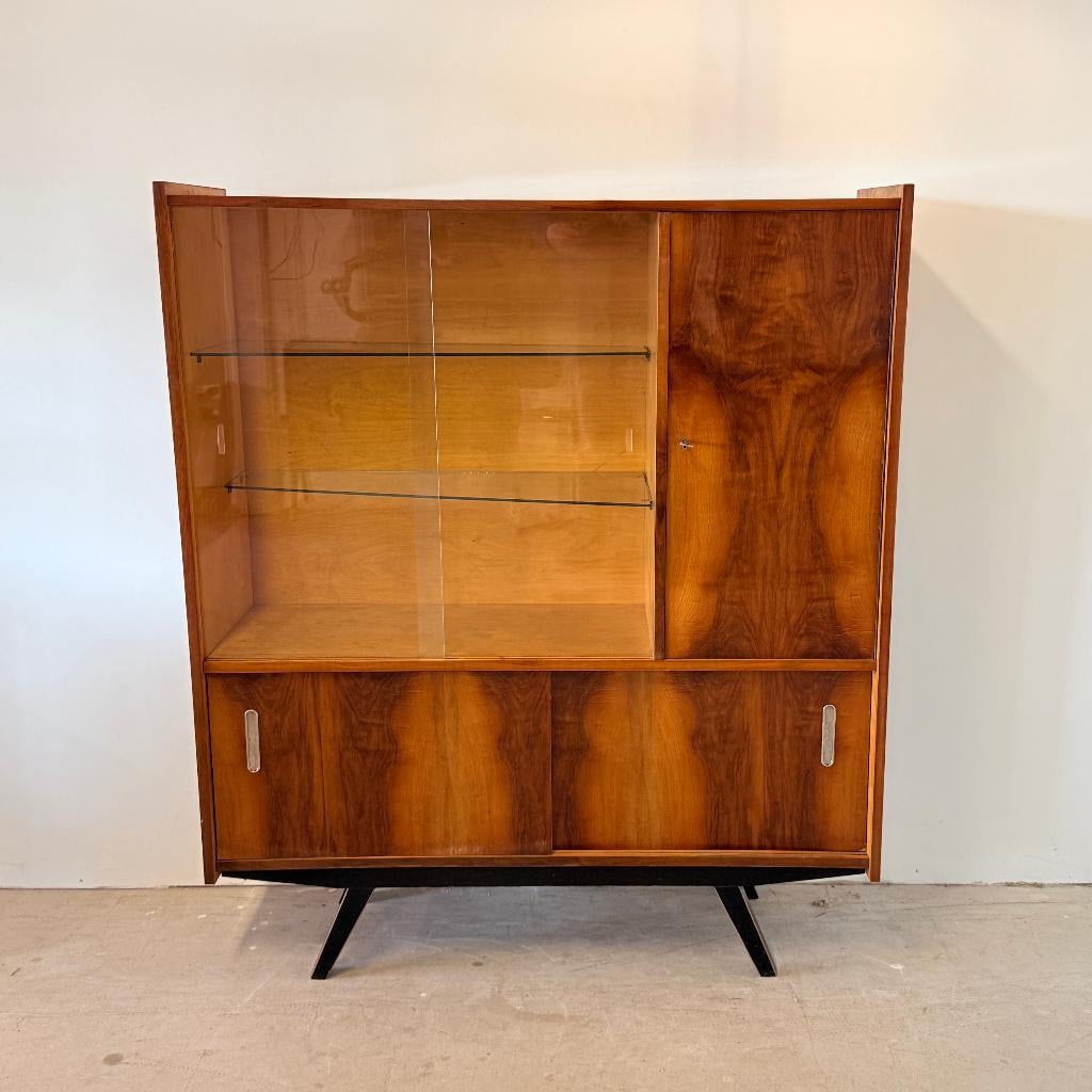 Speelse hoogglans highboard met vitrine, Huis en Inrichting, Kasten | Buffetkasten, Zo goed als nieuw, 100 tot 150 cm, 100 tot 150 cm