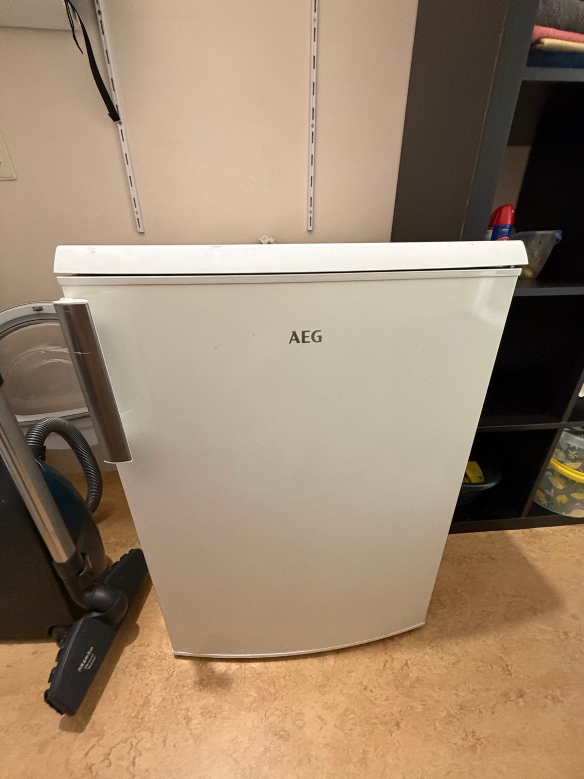 AEG Koelkast met vriesvak, Gebruikt, 75 tot 100 liter, 45 tot 60 cm, Met vriesvak