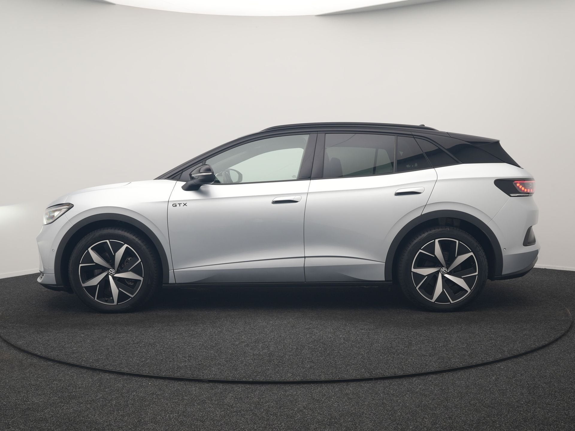 Volkswagen ID.4 GTX 4Motion 77 kWh 300pk Dealer O.H. | Trekh, Auto's, Automaat, Gebruikt, Zwart, Automatische klimaatregeling
