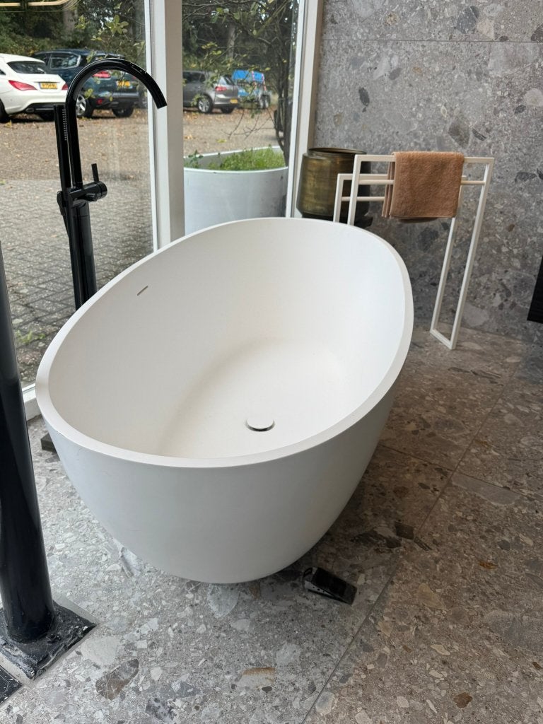 vrijstaand ligbad 165 x 75 cm Chiek solid surface nu €950, Ophalen, Kometenplein 33, Info@romeynbadkamers.nl, Wiesbaden