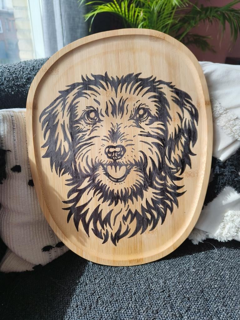 Handgemaakte ruwharige teckel op houten plank, Ophalen of Verzenden, Nieuw, Ovaal, Hout