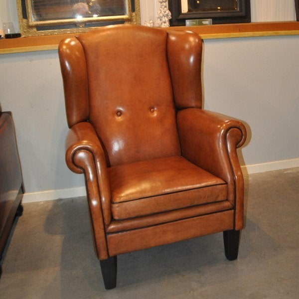 Schapenleren oorfauteuil van Longe Atelier in nieuwstaat, Huis en Inrichting, Fauteuils, Ophalen, Zo goed als nieuw, 75 tot 100 cm