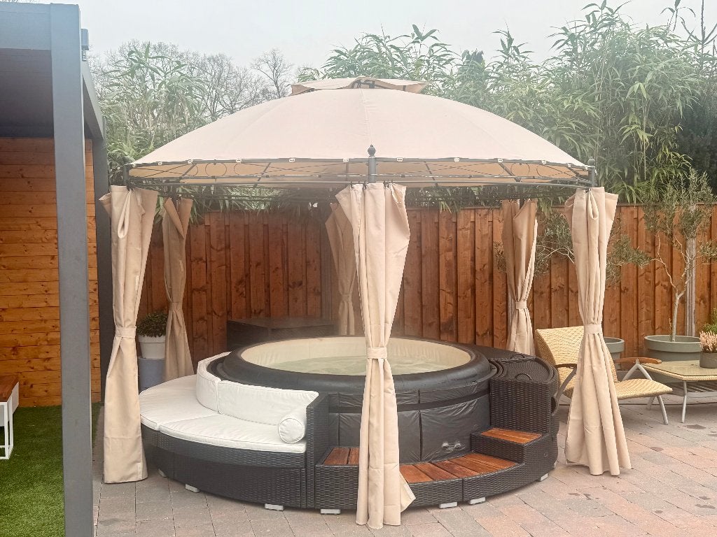 Softub Resort 6 pers Jacuzzi met omkasting en leuke extra's
