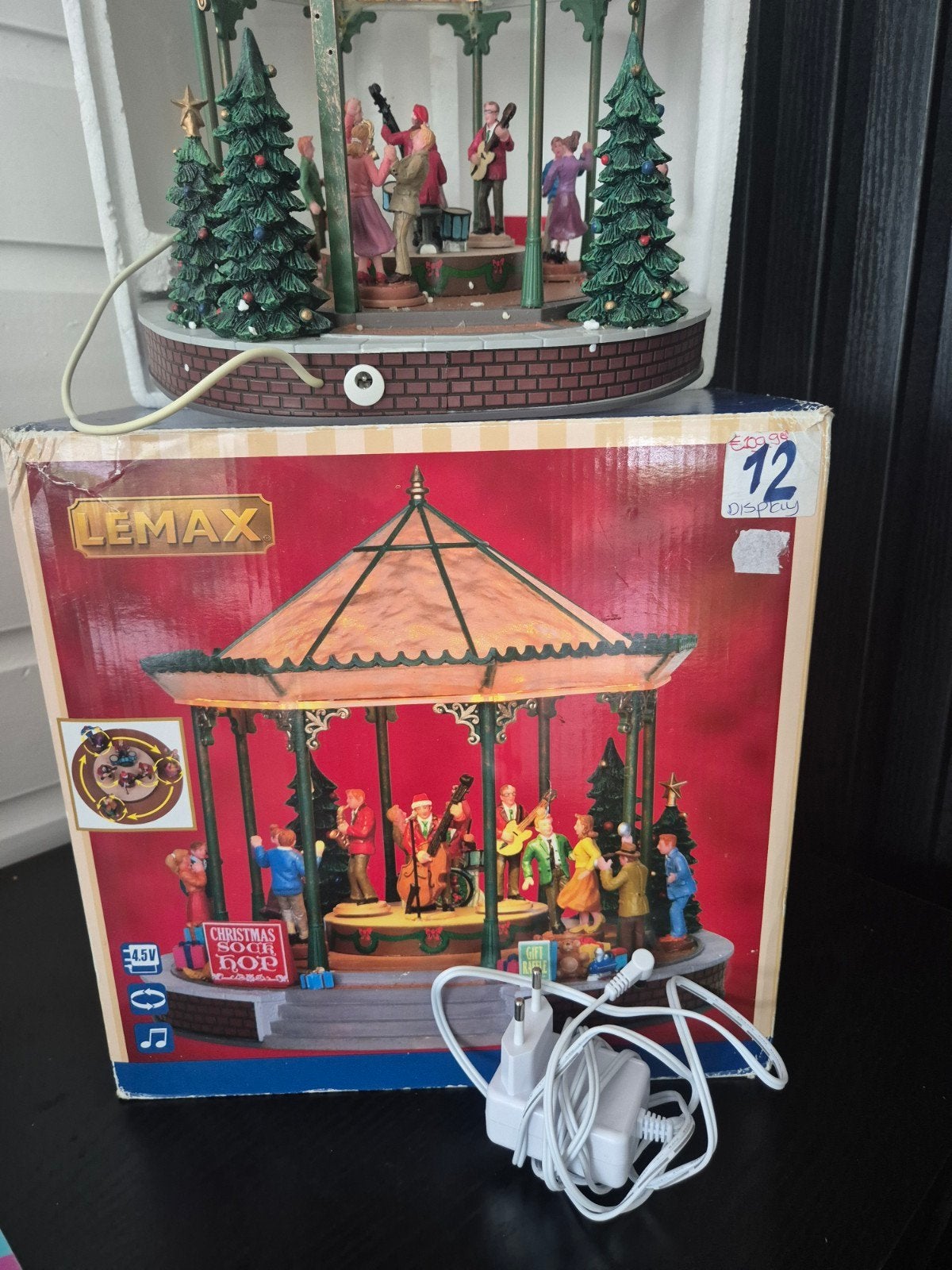 Lemax, Lemax Christmas Sock-Hop (artikelnummer 24482), Diversen, Kerst, Ophalen of Verzenden, Gebruikt