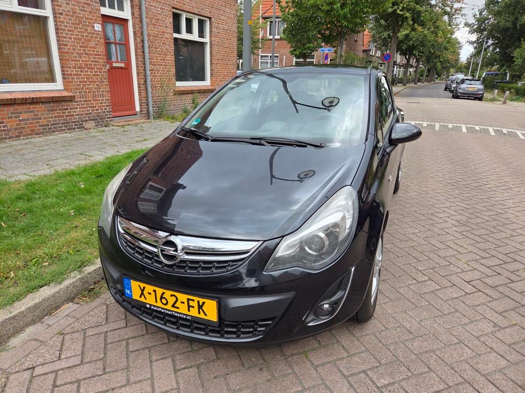 Opel Corsa 1.4 64KW 3D 2013 Zwart, Auto's, Opel, Voorwielaandrijving, 40 €/maand, 1398 cc, Leder en Stof