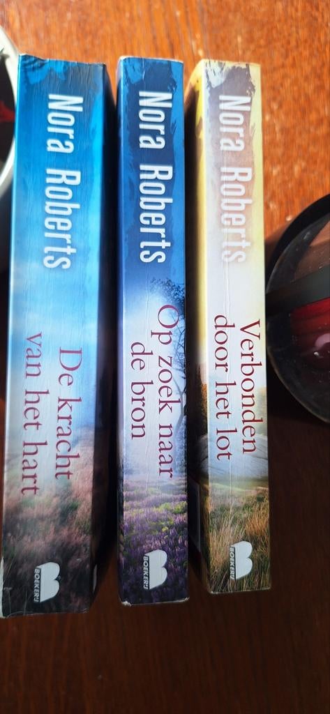 Nora Roberts - Teken van Zeven-trilogie (3 boeken), Ophalen of Verzenden, Gelezen, Nora Roberts, Nederland