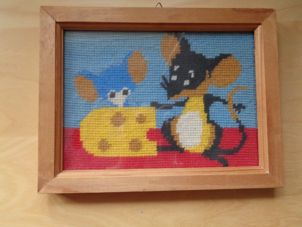 Geborduurd schilderijtje muis met kaas in houten lijst, Handgemaakt, Gebruikt, Overige merken, Ophalen of Verzenden