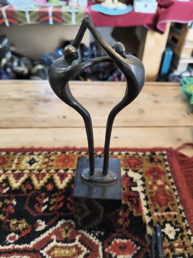 Abstract beeld dansend paar op sokkel, Groep mensen, Ophalen of Verzenden, Brons, Op sokkel