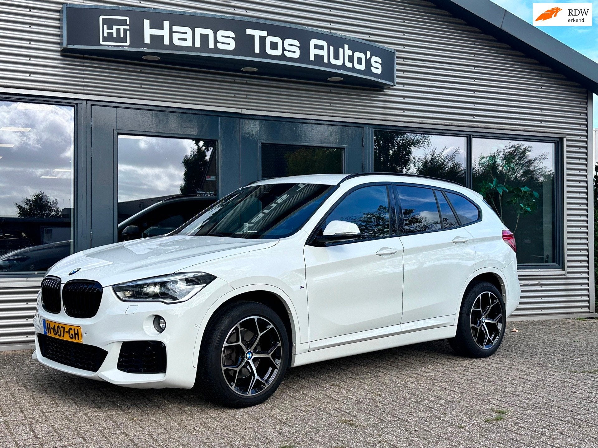 BMW X1 SDrive18i M-SPORT Aut High Executive/ Trekhaak / LED, Auto's, Dealer onderhouden, Gebruikt, Alcantara, Wit