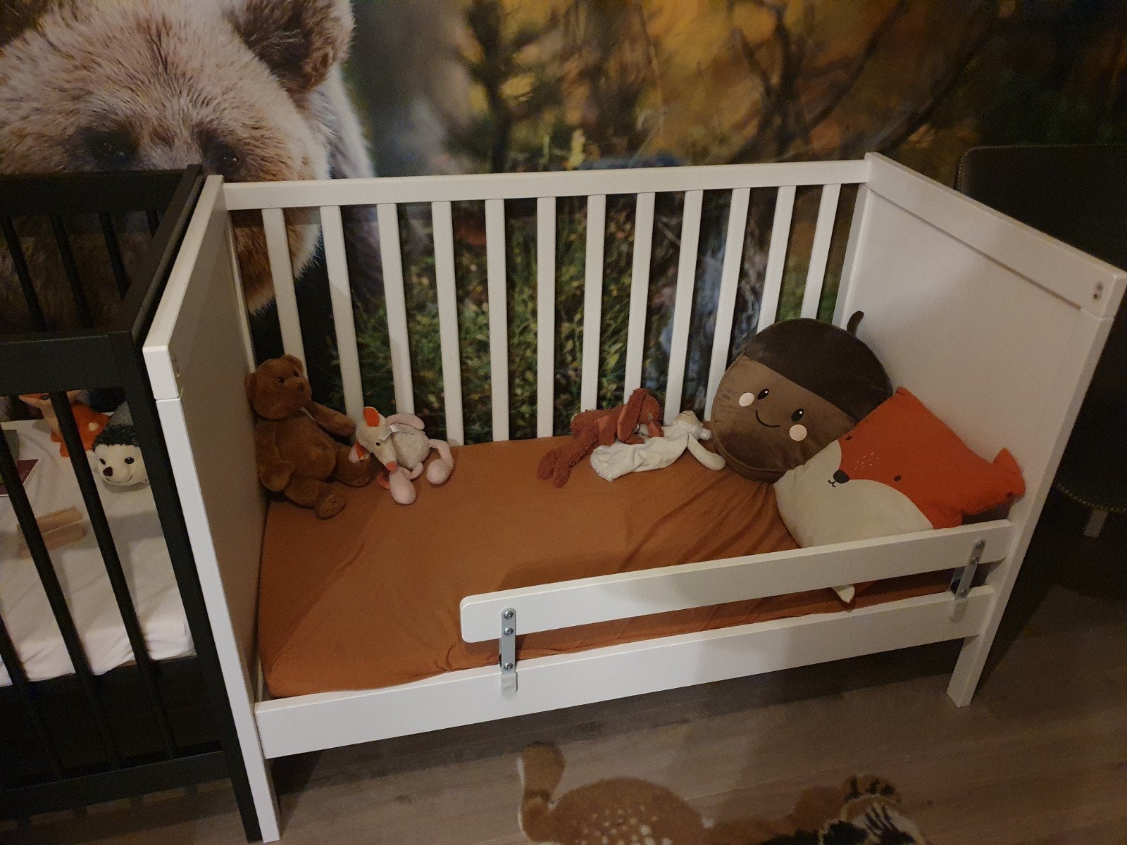 Ikea Sundvik babybed/peuterbed met zijsteun en evt matras, Ophalen, Zo goed als nieuw, Lattenbodem, Minder dan 140 cm