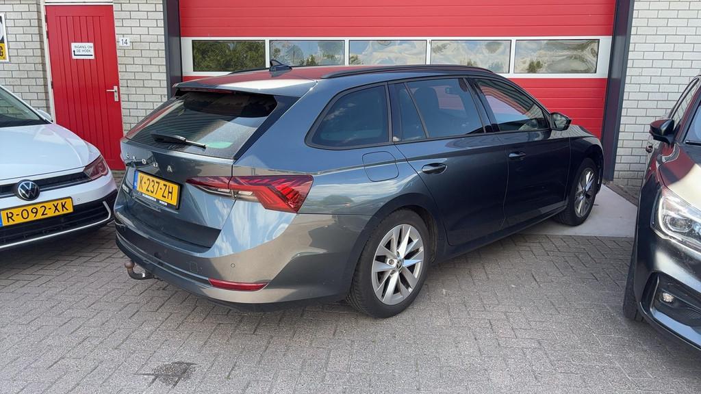 Skoda Octavia Combi 1.0 TSI Sport Business TREKHAAK / FULL L, Auto's, Stof, Gebruikt, Parkeersensor, Origineel Nederlands