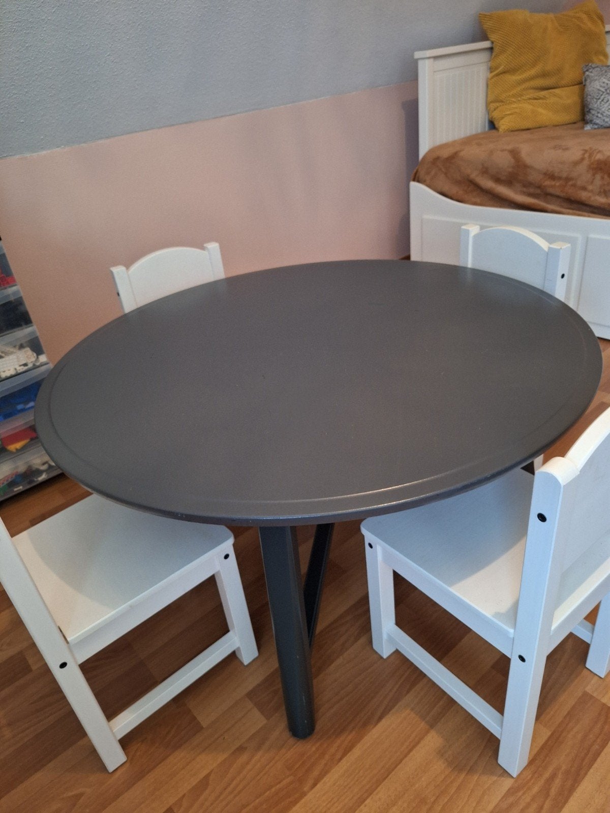 IKEA kindertafel (90cm) met 4 kinderstoeltjes, Kinderen en Baby's, Kinderkamer | Tafels en Stoelen, Ophalen