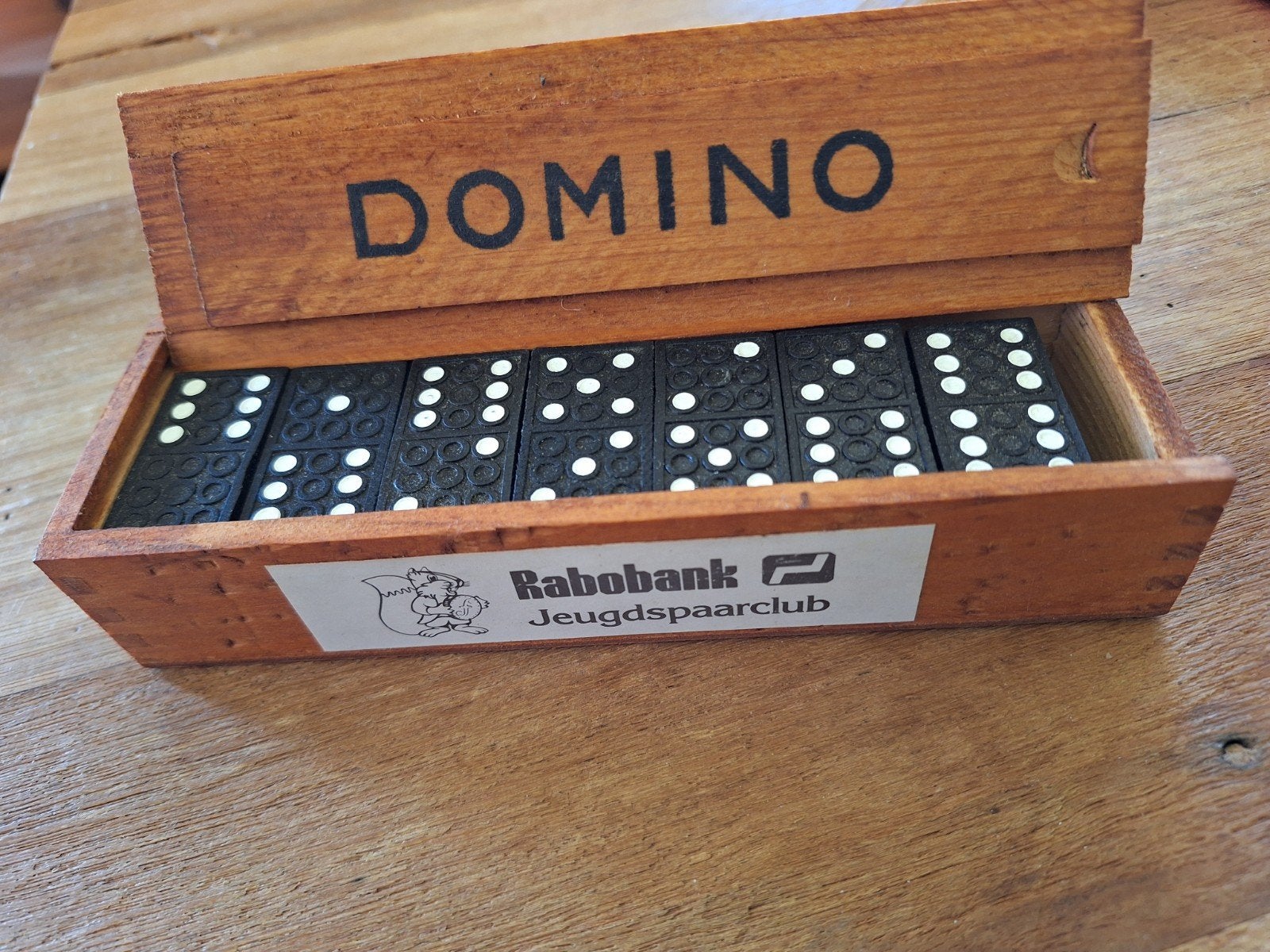 Compleet dominospel houten kistje - Rabobank Jeugdspaarclu, Gebruikt, Een of twee spelers, Ophalen of Verzenden, Rabobank Jeugdspaarclub