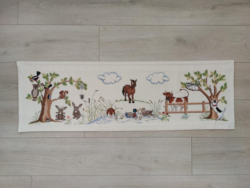 Geborduurd wandkleed met dieren, 36x110 cm, Beige, Vintage, Ophalen of Verzenden, Zo goed als nieuw