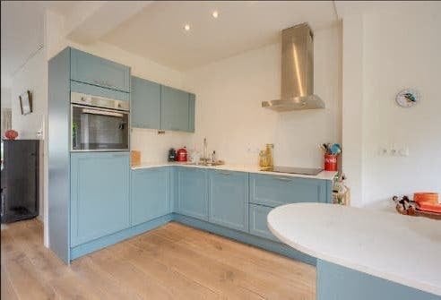 Moderne hoekkeuken met kookeiland en inbouwapparatuur, Huis en Inrichting, Keuken | Complete keukens, Ophalen, Blauw, Hoekkeuken
