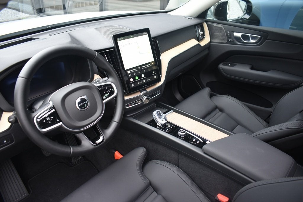 Volvo XC60 T6 350pk AWD Plus Dark [Facelift] | Premium | Tre, Auto's, Automaat, Gebruikt, 4 cilinders, 24 maanden
