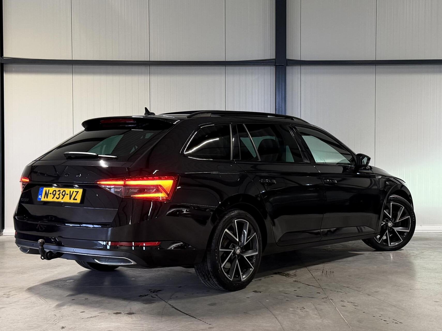 Skoda Superb 1.5 TSI Sportine Pano Virtual Trekhaak Memory, Auto's, Euro 6, 4 cilinders, 150 pk, Zwart