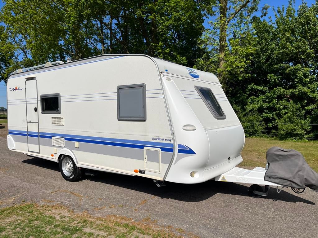 Super leuke NW Type Hobby 500 KMFE 5/6pers Mover, Stapelbed, Caravans en Kamperen, Caravans, Lengtebed, Schokbreker, Hobby, Treinzit