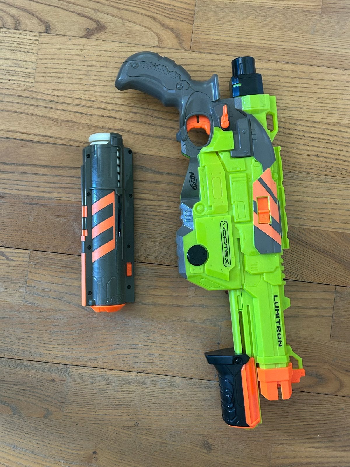 Nerf Vortex Lumitron Blaster met magazijn, Kinderen en Baby's, Ophalen, Gebruikt