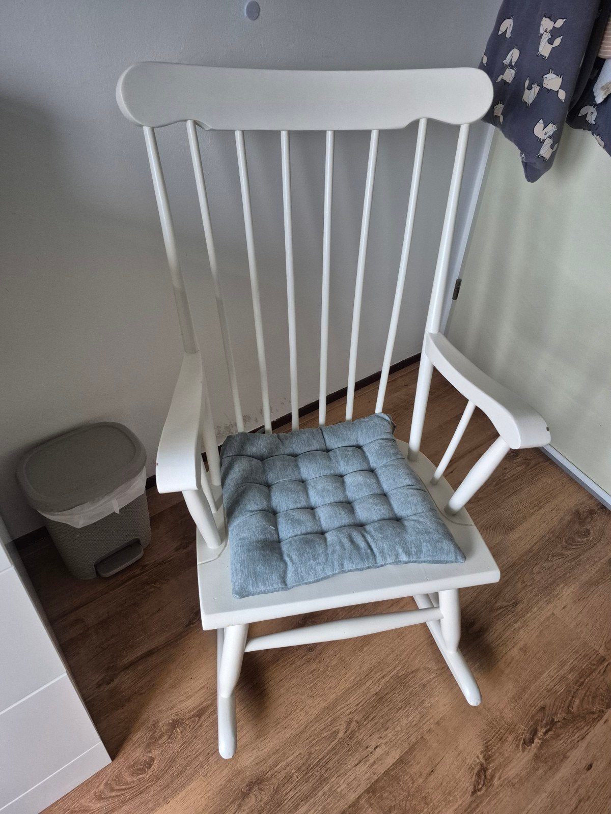 Witte schommelstoel met kussen, Ophalen, Gebruikt, Wit, Klassiek, Scandinavisch