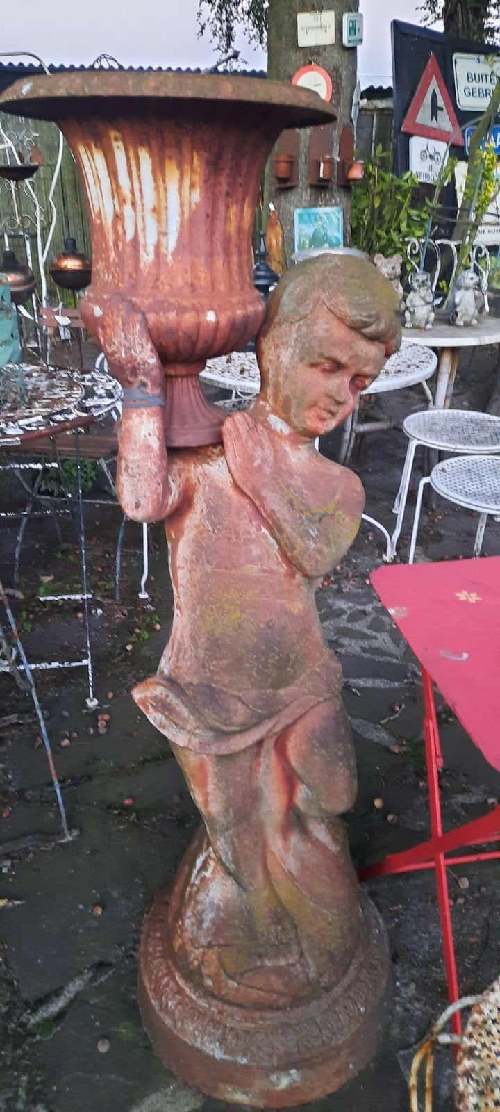 Antieke gietijzeren putto met Franse vaas Tuinbeeld, Ophalen, Metaal