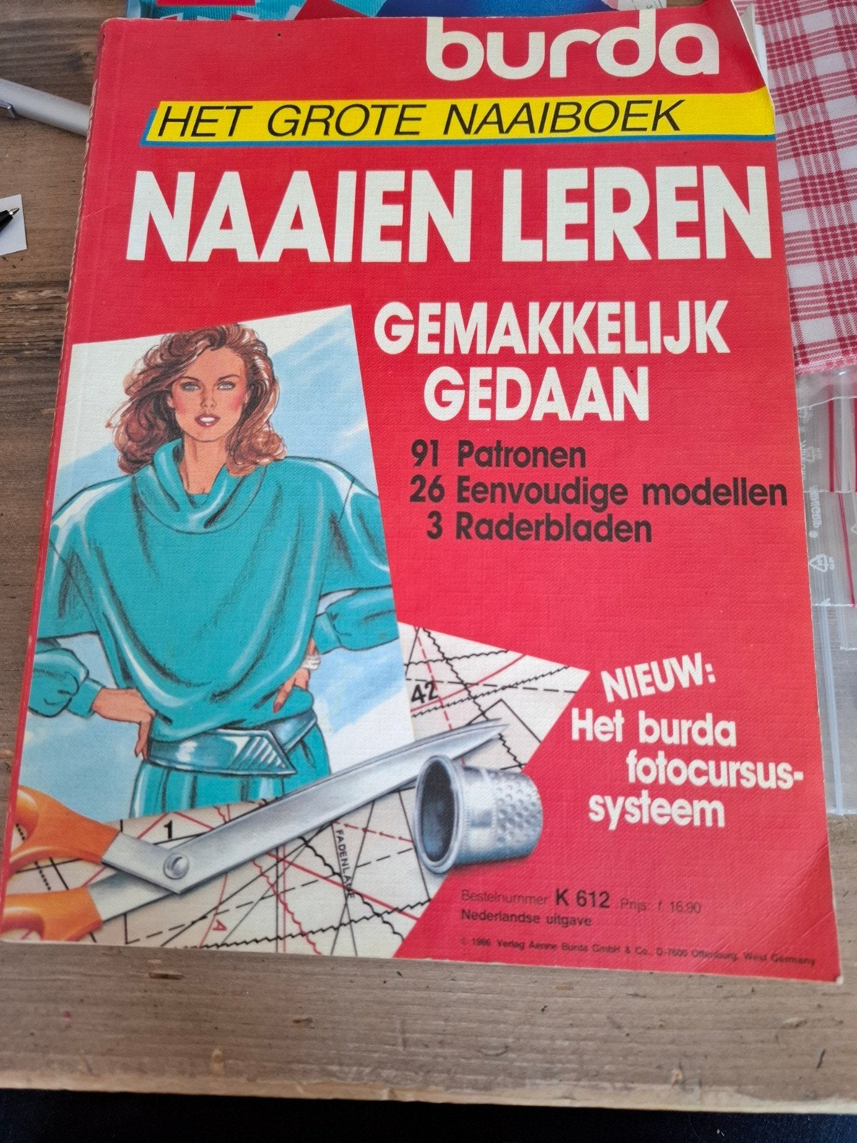 Burda Naaibook: Naaien Leren Gemakkelijk Gedaan, Ophalen of Verzenden, Gelezen, Burda
