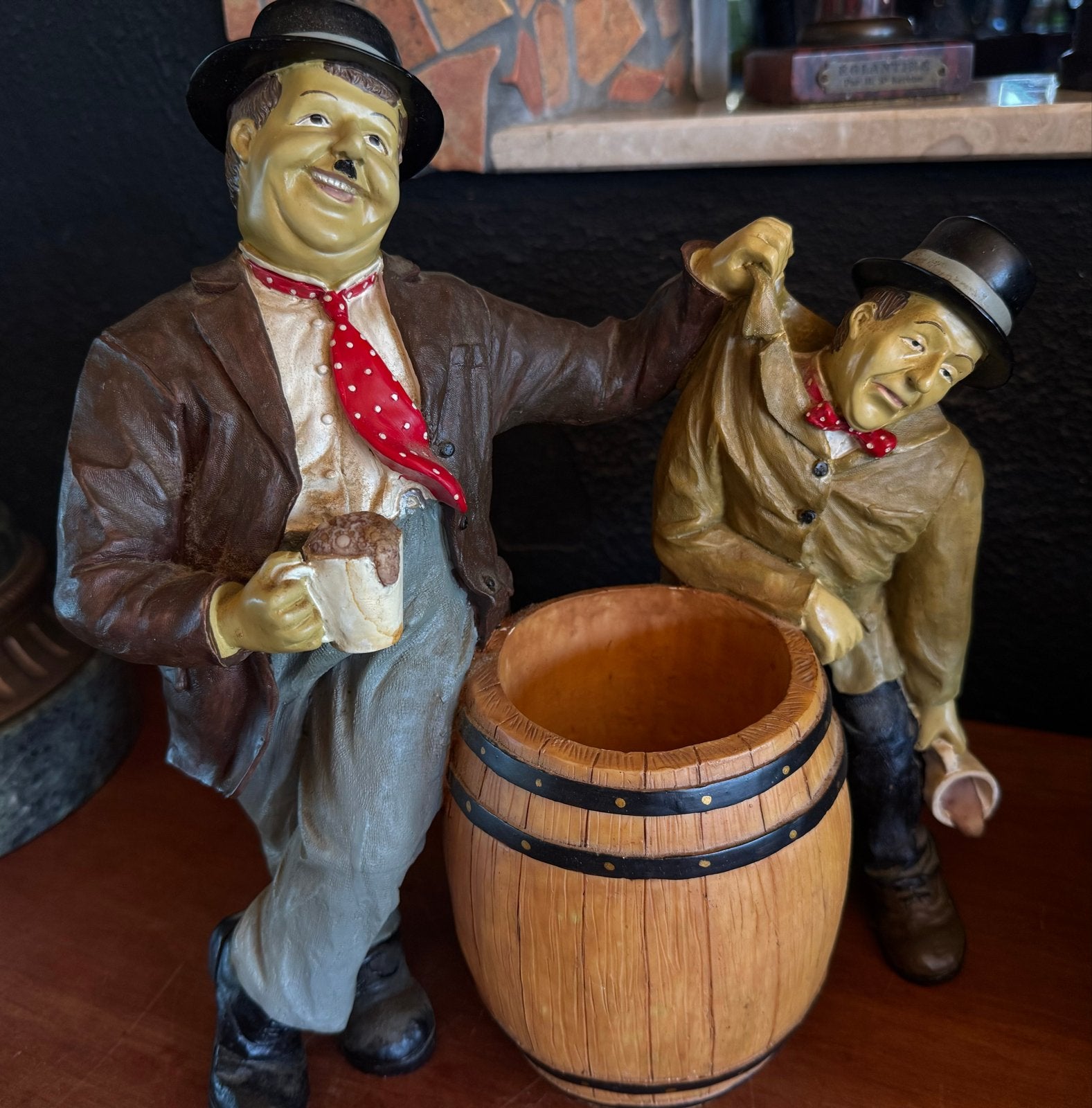 Vintage Laurel & Hardy beeld met vat - Decoratief item, Verzamelen, Ophalen, Zo goed als nieuw