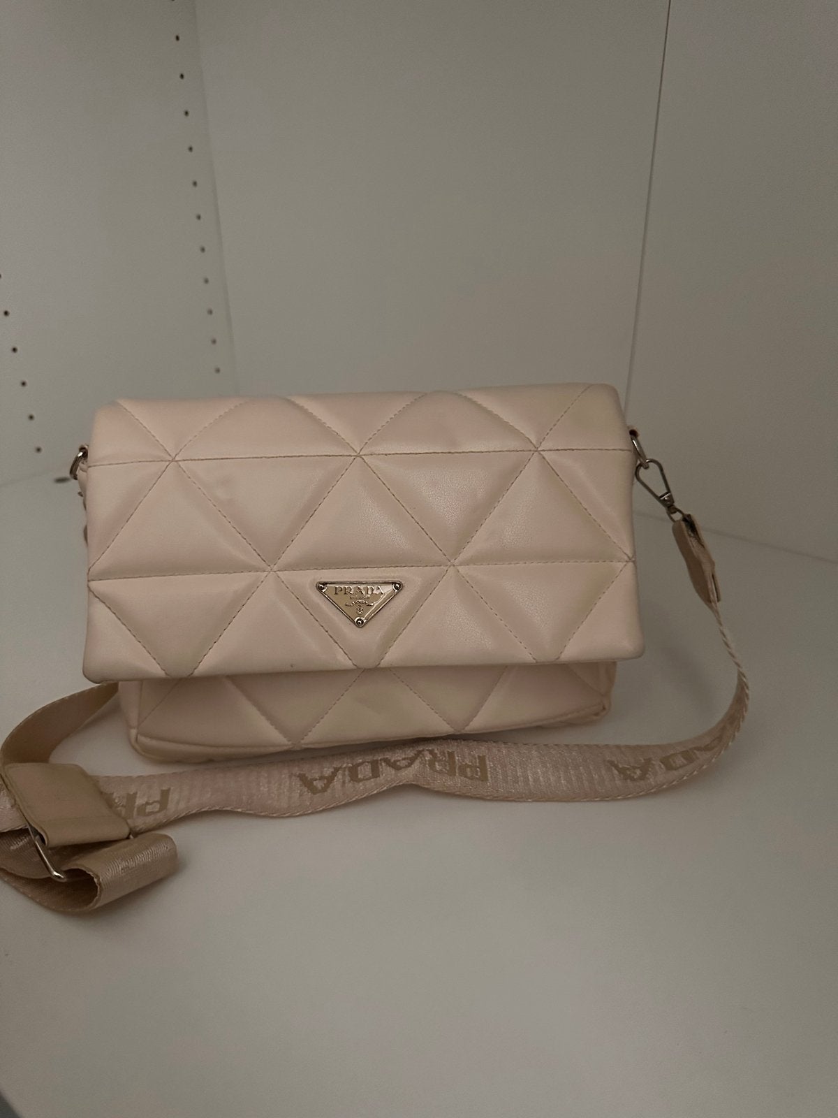 Prada tas - Stijlvolle Schoudertas, Sieraden, Tassen en Uiterlijk, Tassen | Damestassen, Ophalen of Verzenden, Zo goed als nieuw