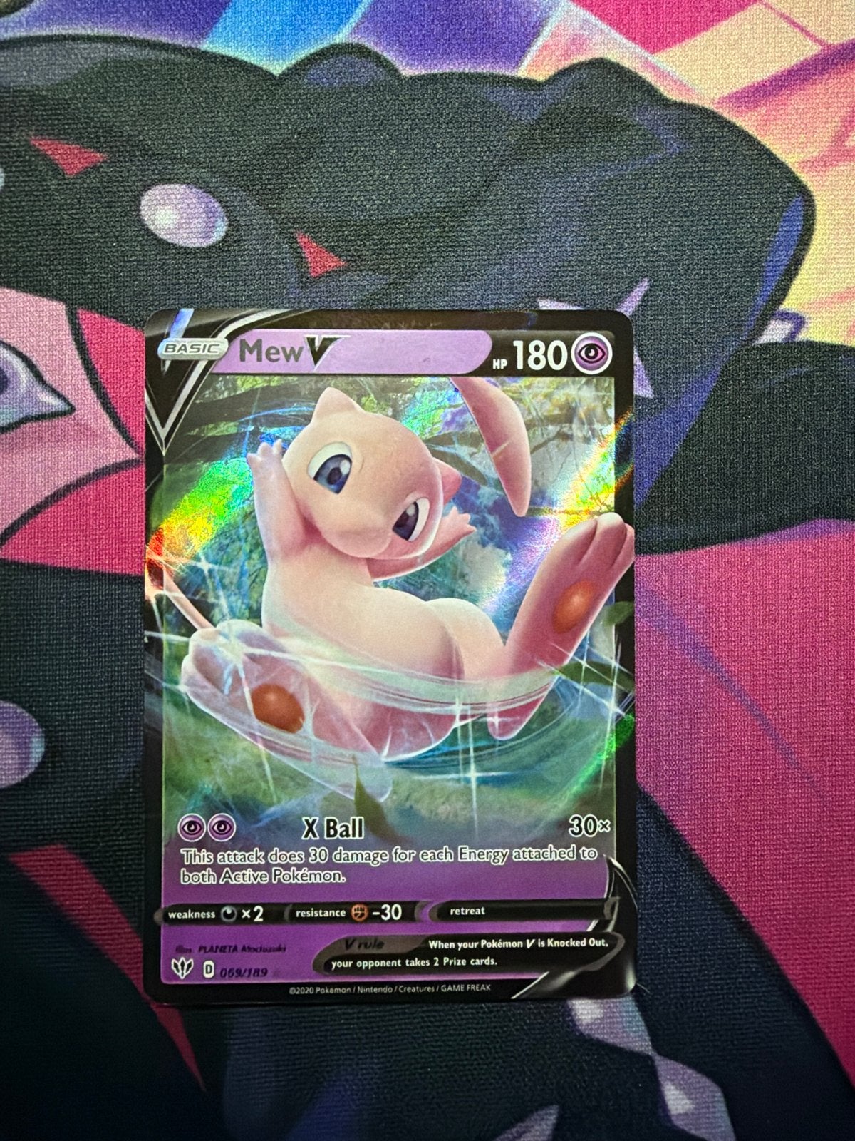 Mew V 069/189 Darkness Ablaze Pokémon Kaart, Hobby en Vrije tijd, Ophalen of Verzenden, Zo goed als nieuw, Losse kaart, Foil
