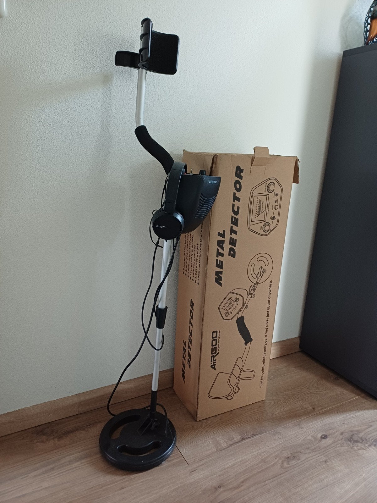 Metaaldetector met koptelefoon en doos