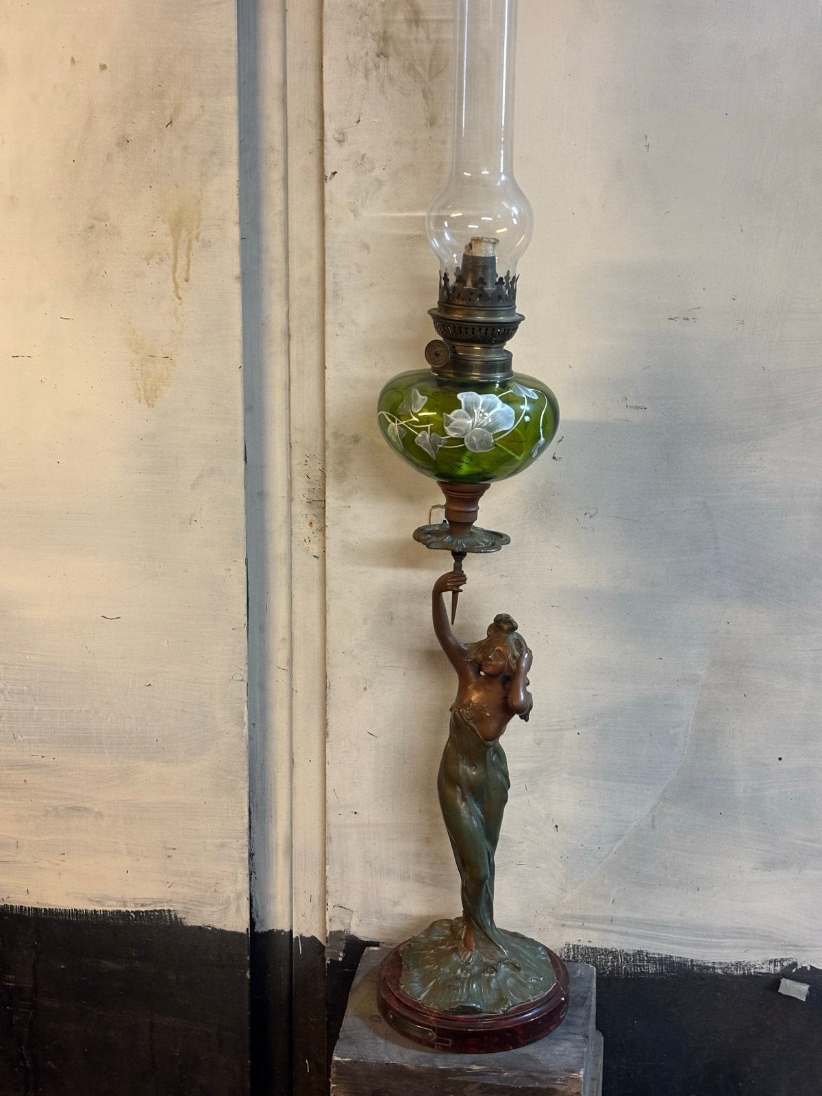 Gesigneerde Art Nouveau olielamp met bronzen beeld, Ophalen of Verzenden