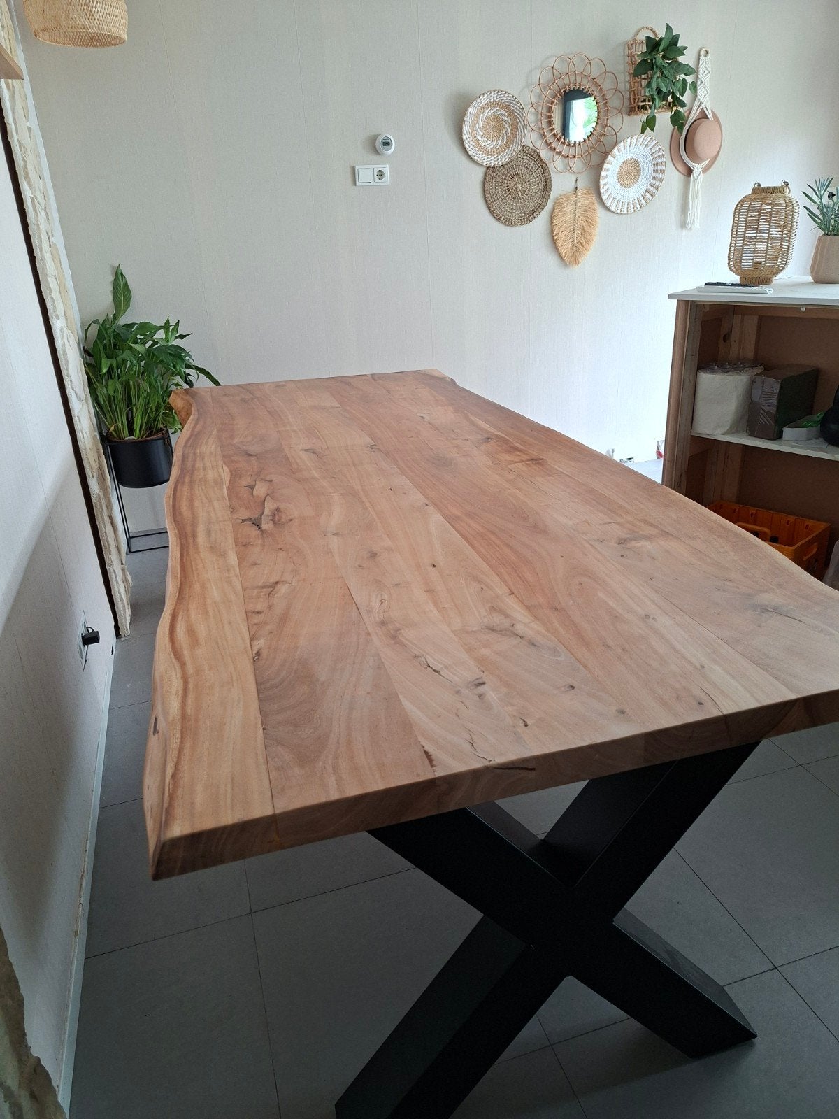Massief houten eettafel met metalen onderstel, 100 tot 150 cm, 200 cm of meer, Zo goed als nieuw, Vijf personen of meer