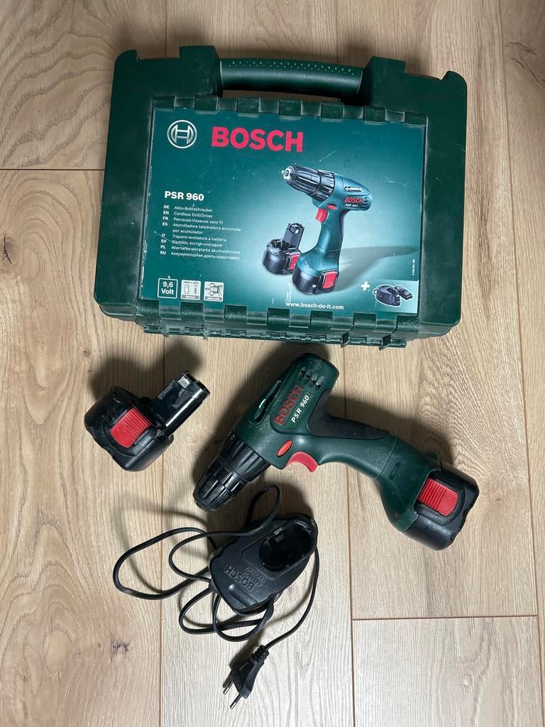 Bosch PSR 960 accuboormachine met 2 accu's en adapter, Ophalen of Verzenden, Gebruikt, Minder dan 400 watt, Boor- en Schroefmachine