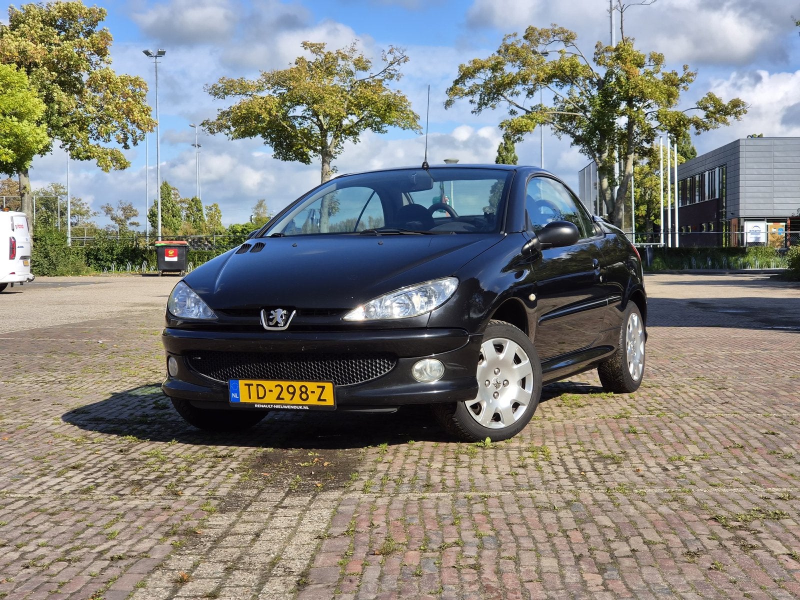 Peugeot 206 1.6 16V CC 2005 Zwart, Auto's, Voorwielaandrijving, 4 cilinders, Cabriolet, 4 stoelen