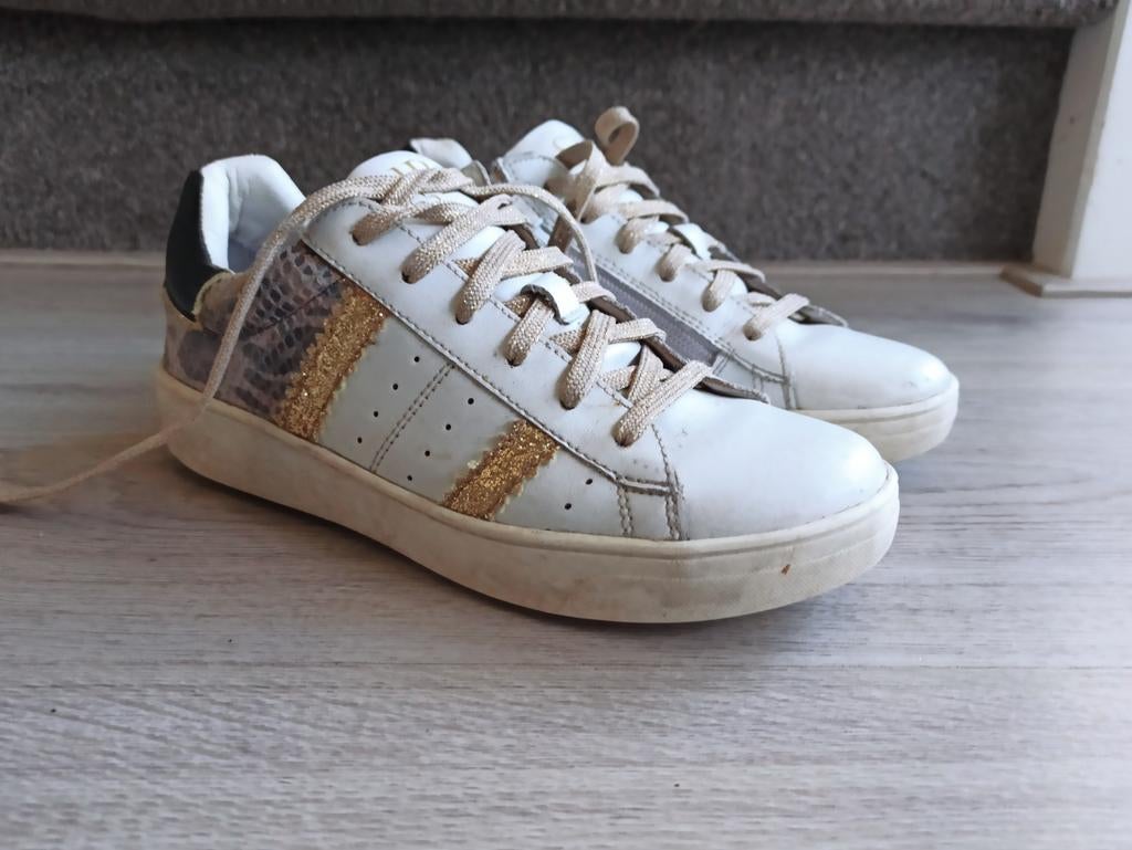 Witte sneakers met gouden streep en donkere hak, maat 35, Ophalen of Verzenden, Zo goed als nieuw