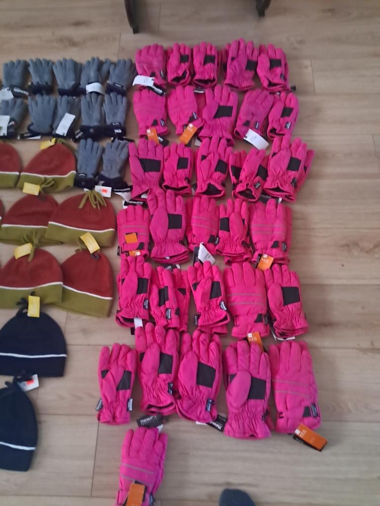 114stuks handschoenen 25.oo, Kinderen en Baby's, Kinderkleding | Mutsen, Sjaals en Handschoenen, Ophalen of Verzenden, Nieuw, Jongen of Meisje