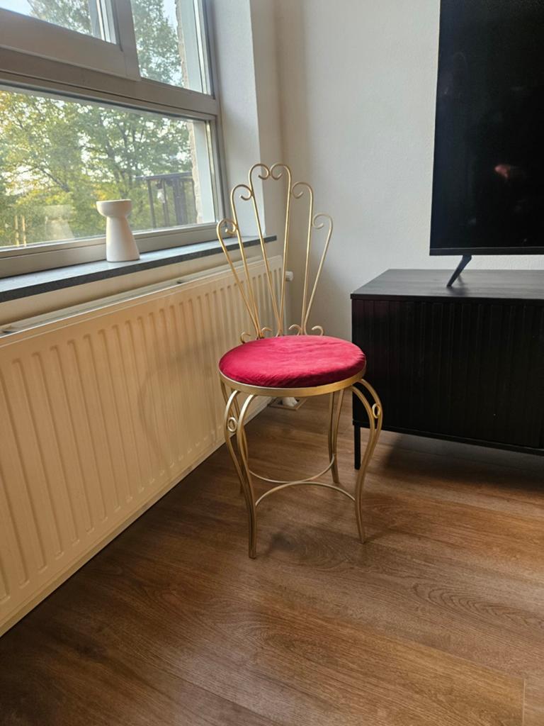 Gouden stoel met rood fluwelen zitting, Huis en Inrichting, Gebruikt, Overige kleuren, Stof, Eén
