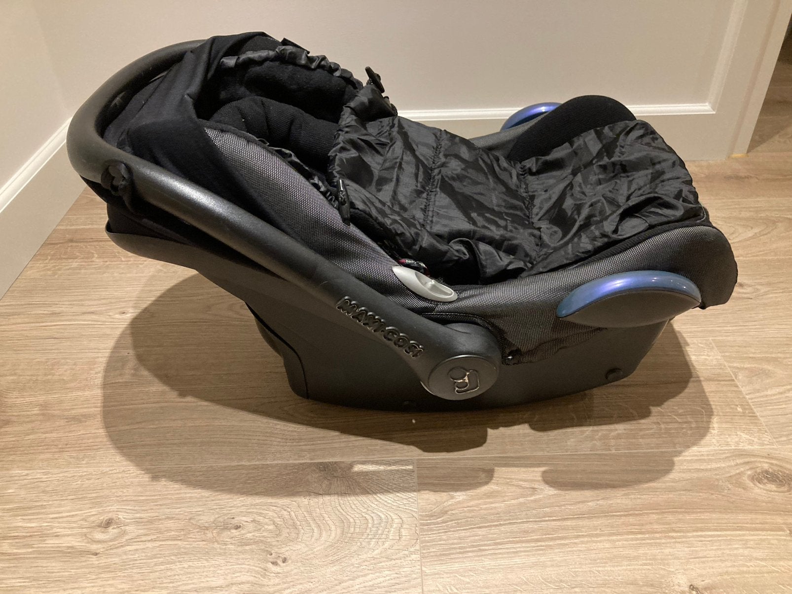 Maxicosi met verkleiner en trappelzak in nette staat, Ophalen of Verzenden, 0 t/m 13 kg, Slaapstand, Maxi-Cosi