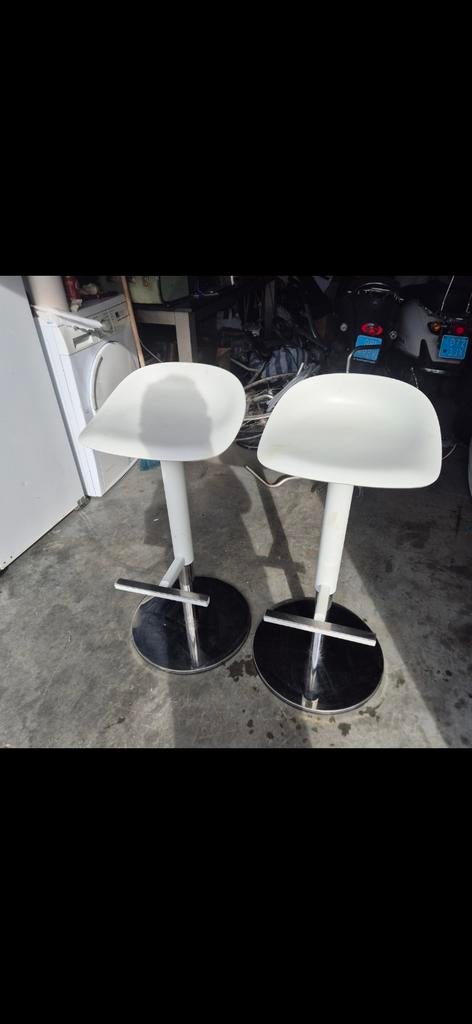 2 leuke barkrukken, 2 krukken, Ophalen, 60 tot 90 cm