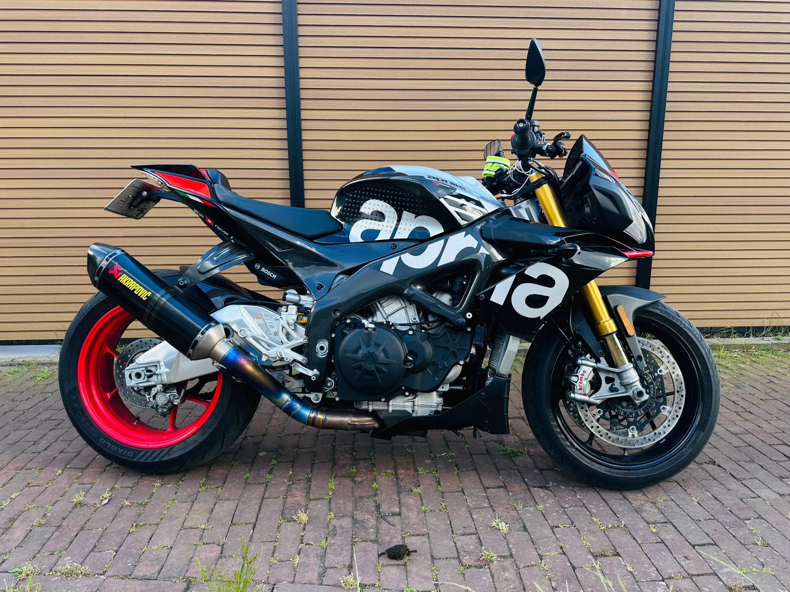 APRILIA TUONO V4 FACTORY, Particulier, Naked bike