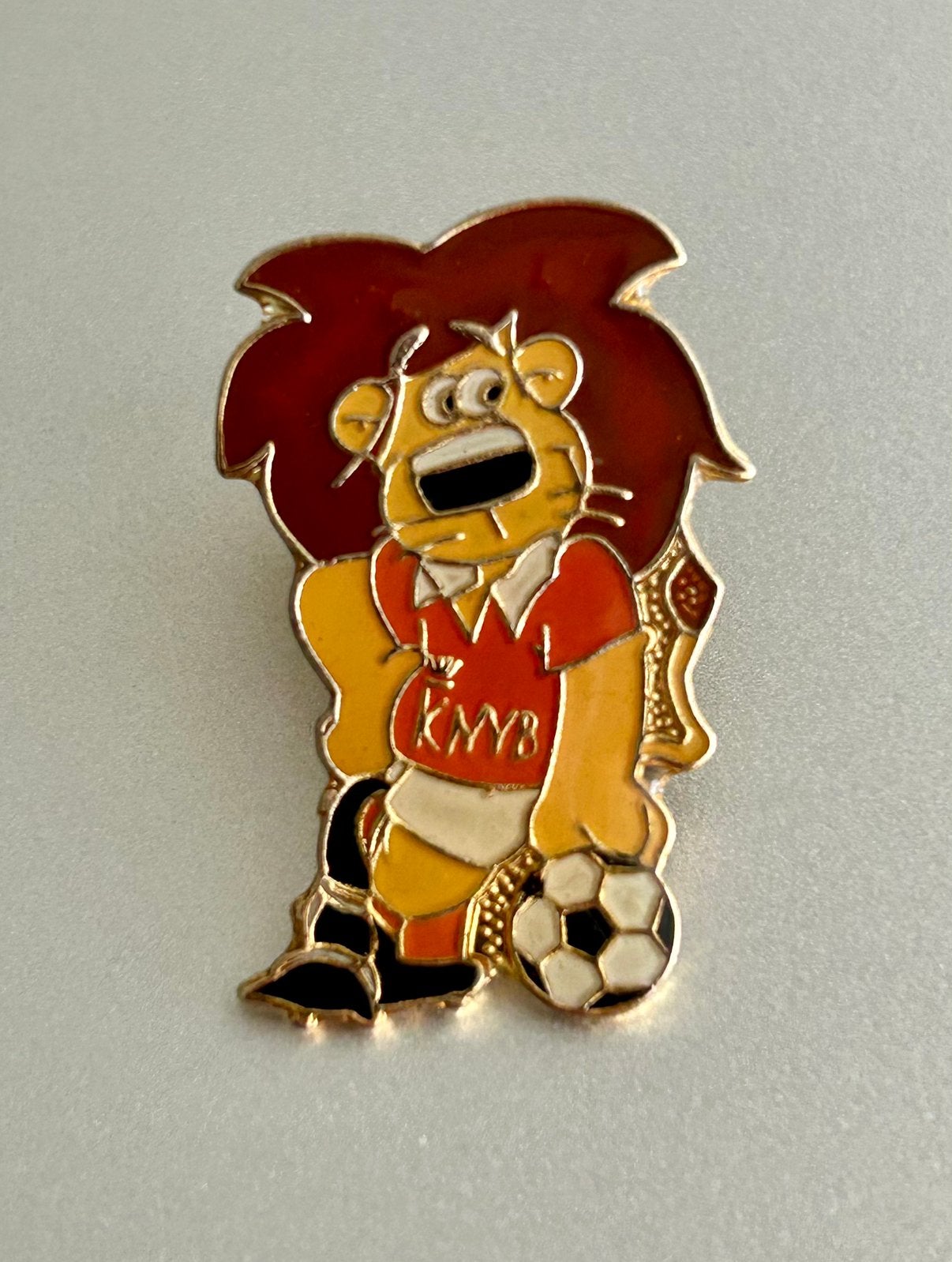KNVB pin Leeuw met voetbal, Verzenden, Zo goed als nieuw, Sport