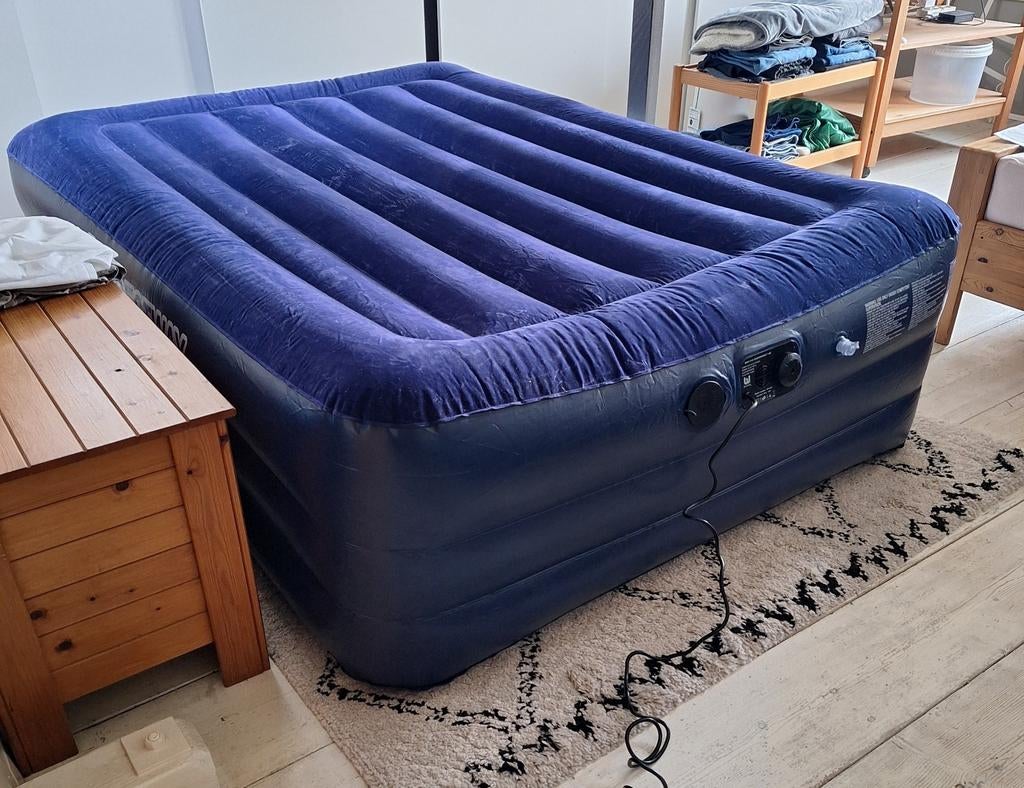 Camping / logeer bed, Ophalen, Ingebouwde pomp, Zo goed als nieuw, 2-persoons
