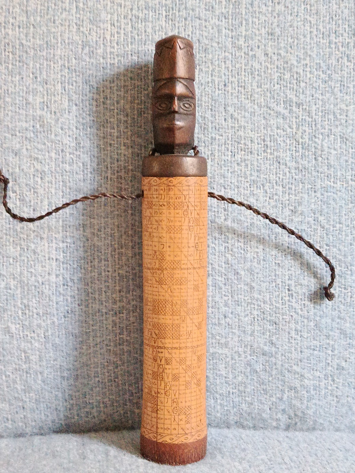 Batak houten medicijnkoker met inscripties, Sumatra, Gesneden, Bruin, Ophalen of Verzenden, Indonesië
