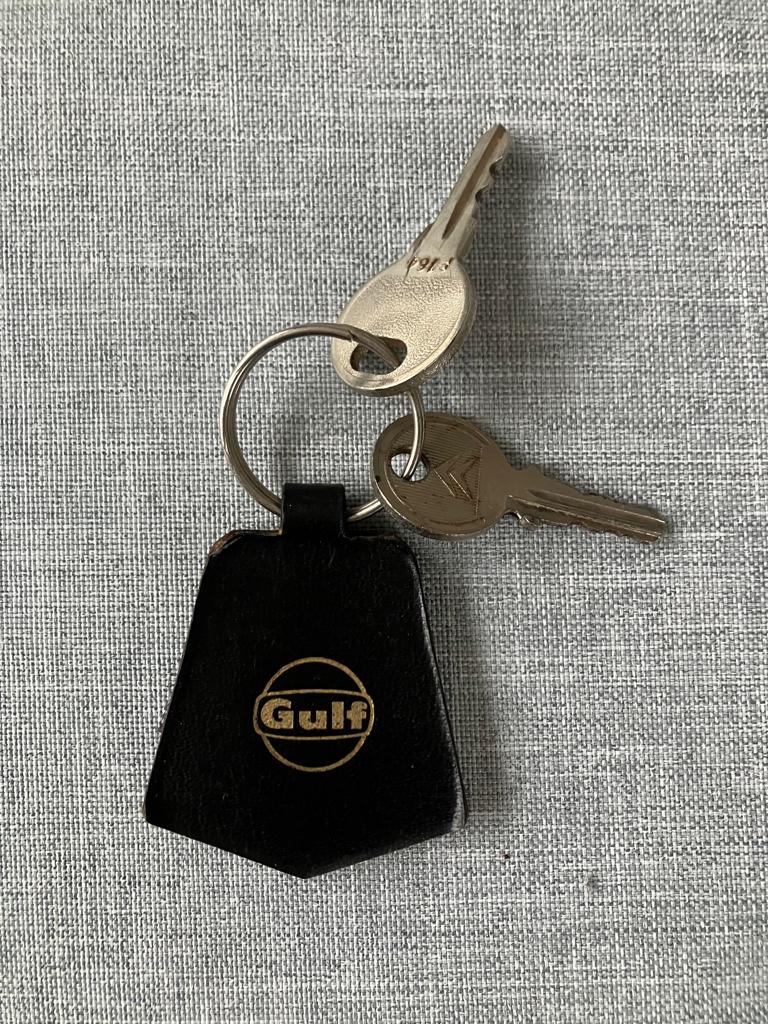 Sleutelhanger Gulf embleem op leren houder , Ophalen of Verzenden, Gebruikt, Merk