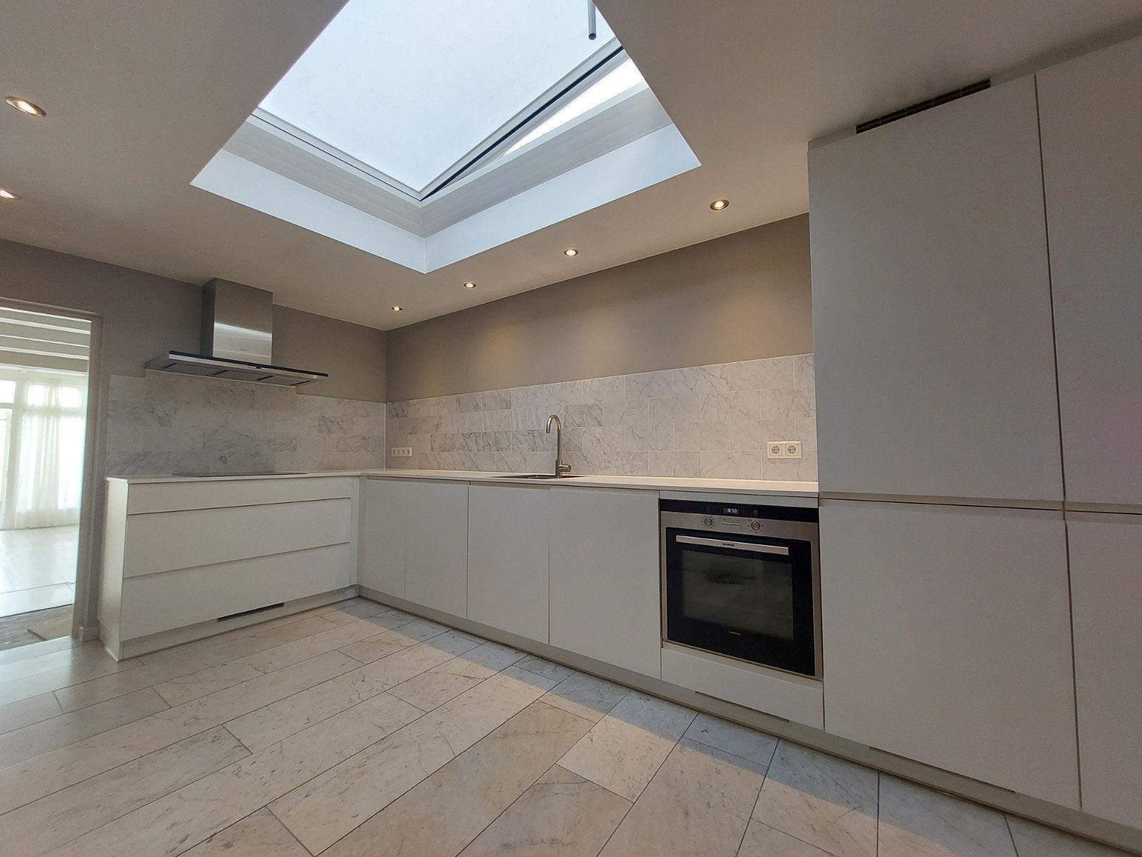 Moderne witte hoekkeuken met Siemens apparatuur, Huis en Inrichting, Keuken | Complete keukens, Ophalen, Gebruikt, Wit, Hoekkeuken