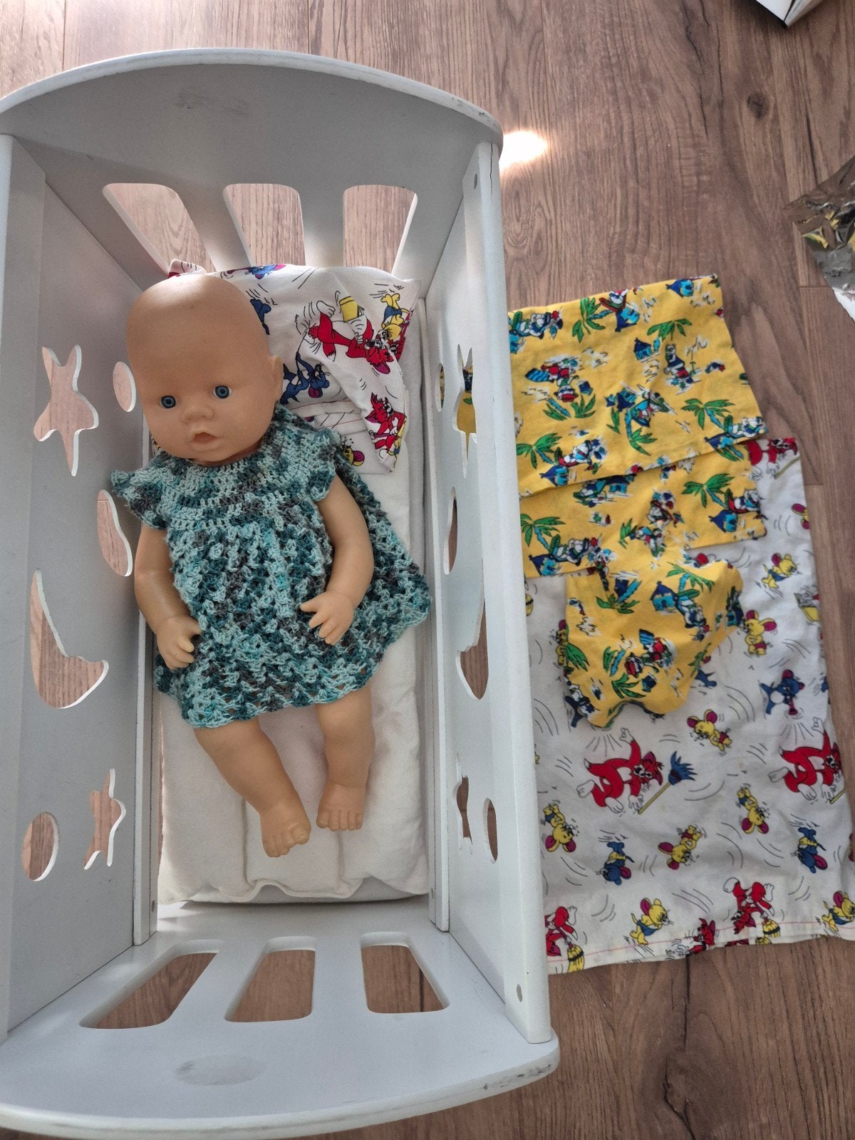 wiegje met pop en lakkentjes, Verzamelen, Poppenhuizen en Toebehoren, Ophalen, Gebruikt, Poppenhuis
