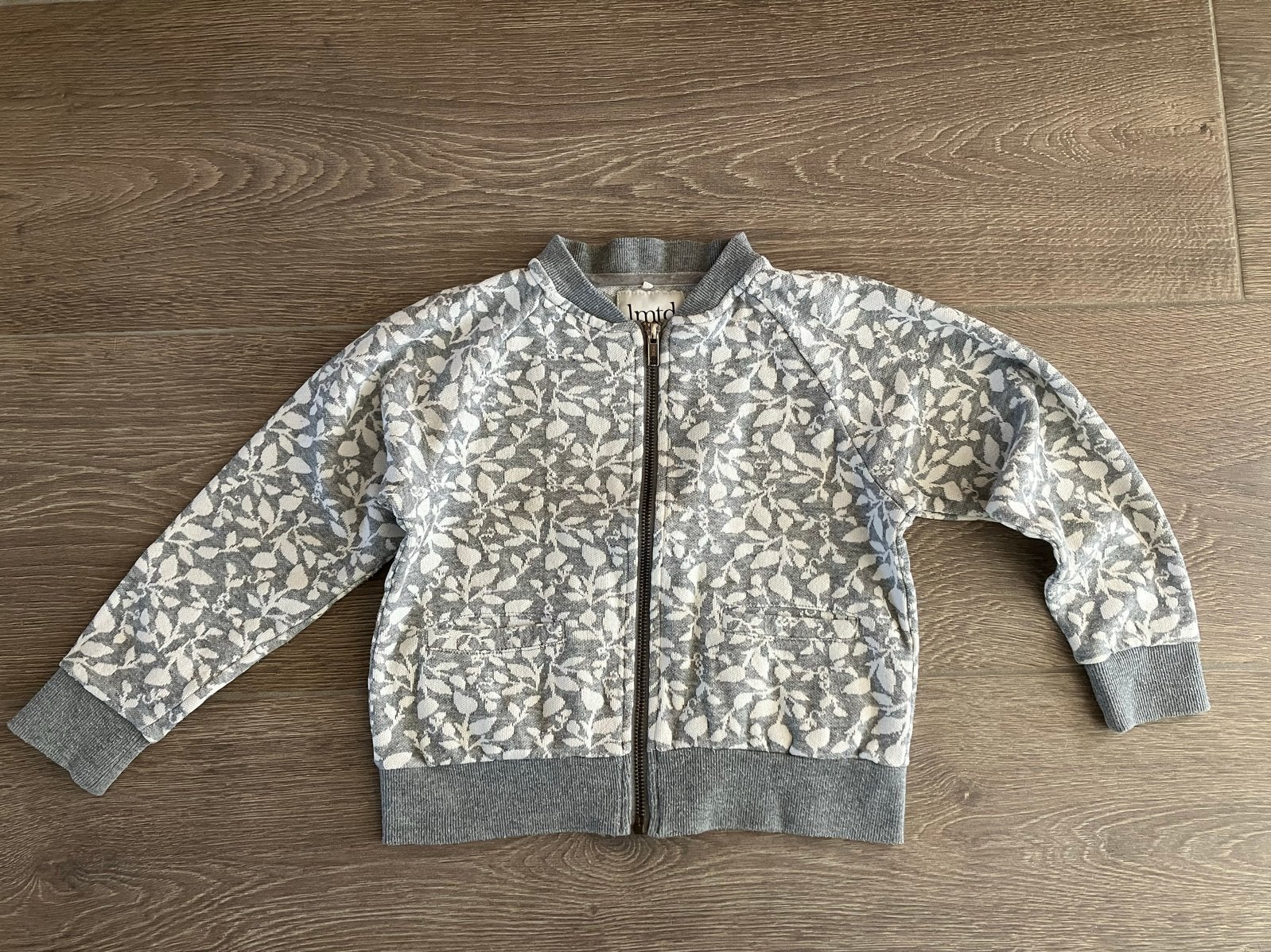 Lmtd vestje Name it met bladerenprint - maat 122, Ophalen of Verzenden, Gebruikt, Meisje, Trui of Vest
