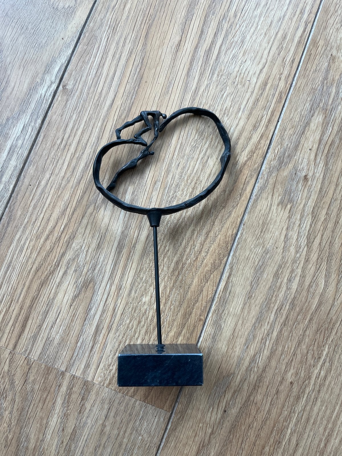 Abstract metalen sculptuur op sokkel, Minder dan 20 cm, Ophalen of Verzenden, Handgemaakt, Zwart